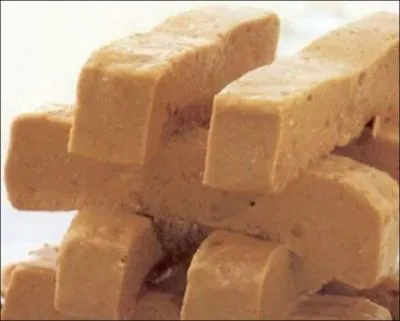 Quelle est cette confiserie  base de miel, de sucre, de blanc d'uf, et d'amandes entires ou piles ?