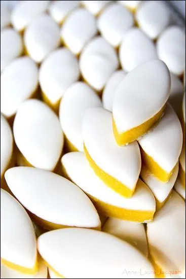 Quelle est cette confiserie faite d'une fine pte de melon confit et d'amandes broys ensemble et nappe de glace royale ?