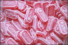 Quelle est cette confiserie parfume, de couleur rouge fabrique  base de coquelicot ?