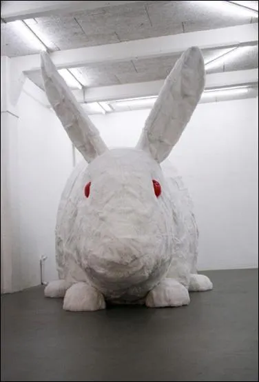Combien a-t-il fallu de peaux de lapin au plasticien suisse Christian Gonzenbach pour raliser ce lapin gant de 5 mtres de long ?