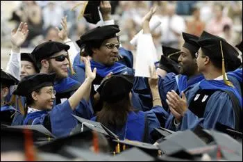 Comment appelle-t-on la politique obligeant les entreprises et les universits amricaines  embaucher un quota de reprsentants des minorits ethniques ?