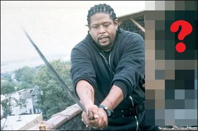 Devant quoi se tient notre personnage ?