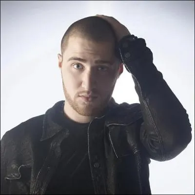 Comment s'appelle ce chanteur ?