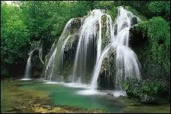 Il leva la main droite et...