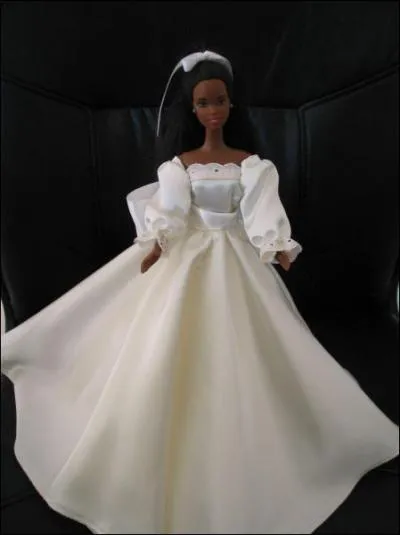 Comment s'appelle cette poupe noire, amie de Barbie ?