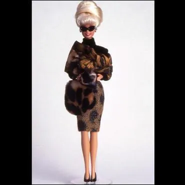 Sur cette photo prise en 1995, Barbie est-elle habille par le couturier Christian Dior ?