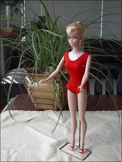 En quelle anne Barbie voit-elle ses genoux articuls ?