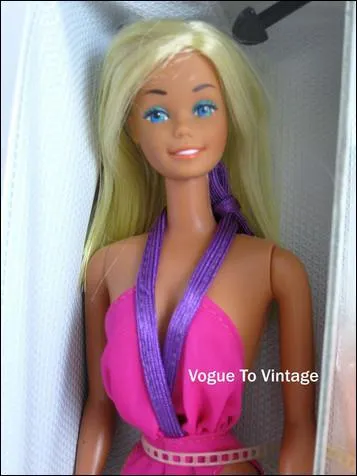 Que fait Barbie en 1979 quand on lui appuie sur le dos ?