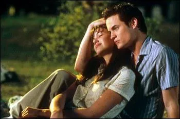 Que dit la fille au garon lorsqu'il lui demande de l'aide ?