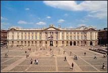 Quel est le nom donné à la place de l'hôtel de ville de Toulouse ?