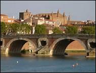 Quel chanteur a écrit la chanson 'Toulouse', en hommage à sa ville natale ?