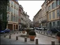 Dans quelles villes de la rgion, l'UT1 a-t-elle des antennes pour l'enseignement de la licence de Droit et d'Administration conomique et sociale ?