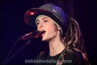 Sur cette photo Tom chante :