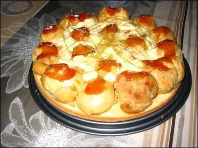 Quel est ce gteau constitu d'une base circulaire de pte feuillete ou brise, ceinte de petits choux  la crme napps de caramel et dont l'intrieur est rempli de crme ?