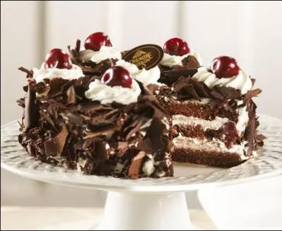 Quelle est cette gnoise au cacao, parfume au kirsch, et fourre de cerises au sirop et de crme chantilly ? Elle est recouverte de crme chantilly et dcore de copeaux de chocolat