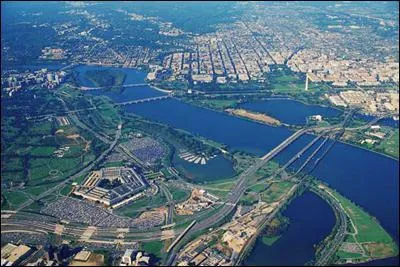 A l'estuaire de quel fleuve la ville est-elle situe ?