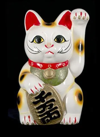 Comment se nomme cette statuette japonaise qui porte chance ?
