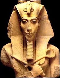 Femme d´Akhénaton, le pharaon rebelle 
Au musée de Berlin, admirez sa statue 
Ses effigies sauvées nous la montrent très belle 
Souviens-toi de son nom car la ''belle est venue'' !