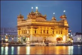 Dirigea son pays de façon énergique 
Voulant briser révolte, attaqua Temple d'Or ! 
Et fit naître rancoeur chez ses gardes du corps 
Qui, vous le devinez, étaient du peuple sikh