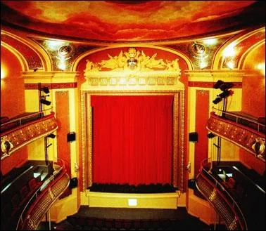 Actrice renommée, son jeu était ''divin'' 
Termina sa carrière avec jambe de bois ! 
Quand frappaient les trois coups, des petits plaisantins Criaient hilares : ''Chut ! ... Attention... La voilà ! ''