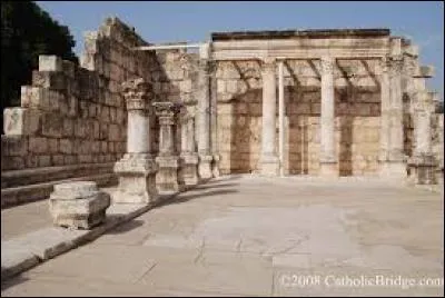 Quand vous ouvrez la porte de la chambre de votre fils ado ne dites pas : ''Tu as vu le b----l ? '' ... Dites plutôt : ''Mais quel capharnaüm ! '' du nom de cette ville...