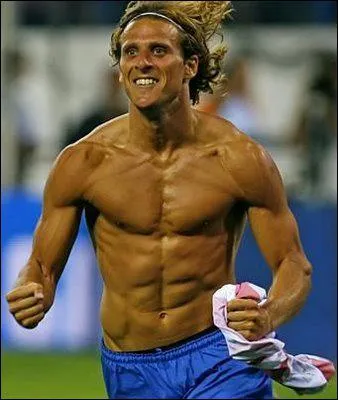 Quelle est la nationalit de Diego Forlan, lu meilleur joueur de la Coupe du monde 2010 ?