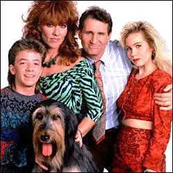 Dans la série 'Mariés, deux enfants', quel est le métier du père de famille, Al Bundy ?