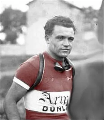 Né de parents bretons à Paris, il a la particularité d'avoir gagné 6 étapes du Tour de France la même année !