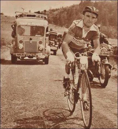 Surnommé "Trompe-la-mort", ce célèbre Breton, né dans les Ardennes, a gagné le Tour en 1947.