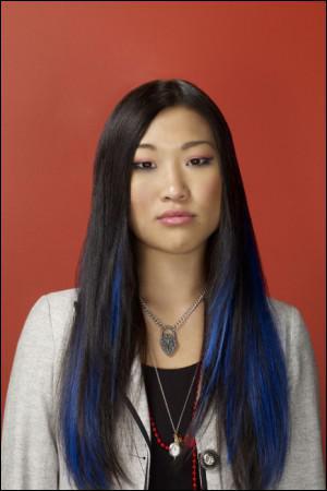 Comment s'appelle cette fille asiatique au look gothique, faisant partie des premiers membres du Glee club ?