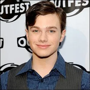 Avec qui flirte Kurt afin de savoir si il est vraiment gay ?