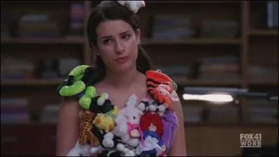 Qui aide Rachel pour son costume dans l'pisode ddi  Lady Gaga ?