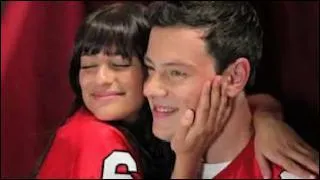 O Finn invite-t-il Rachel afin de la persuader de revenir dans le Glee Club (saison 1) ?