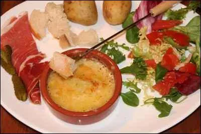 Quel est ce plat savoyard compos de tranches de fromage d'abondance coupes en lamelles et gratines au four, qui sera accompagn de pommes de terre vapeur ?