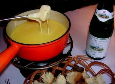 Qu'est-ce qui diffrencie la Fondue savoyarde survenue dans les annes 50 de la Fondue suisse dont elle est issue datant de 1885 ?