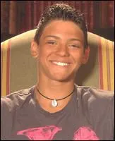 De quel instrument joue-t-il trs bien ?