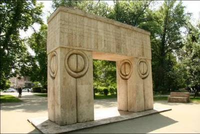 La troisime sculpture faisant partie de l'ensemble monumental de Trgu-Jiu et dispose sur le mme axe, cette sculpture s'appelle...