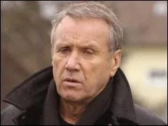 Dans quelle série n'a PAS joué Yves Rénier ?