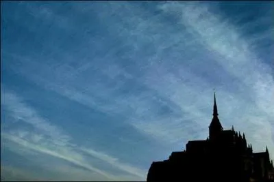 Par quel type de nuage, le Mont Saint-Michel est-il dominé ?