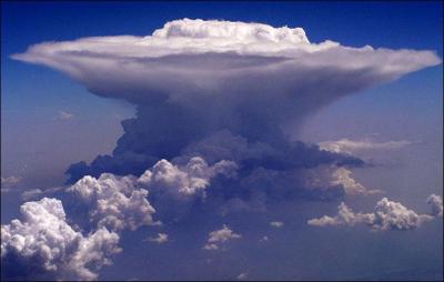 Je suis : Nuage à fort développement vertical, issu d'un cumulus (nuage de basse altitude - inférieure à 2000 m - de beau temps) dans lequel de forts courants verticaux provoquent d'importantes turbulences .