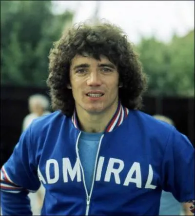 Qui sont les 2 seuls joueurs anglais  avoir figur sur le podium alors qu'ils n'voluaient pas en Premier League ?