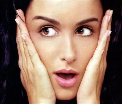 En quelle classe s'est-elle fait traiter de naine par une prof ?