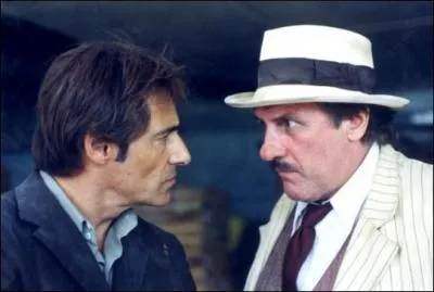 Dans ce film, son personnage est commissaire ...