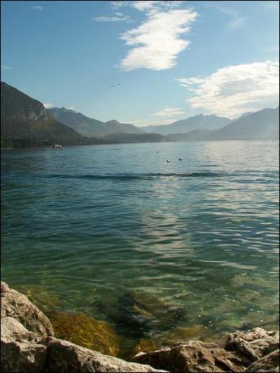 En Haute-Savoie, le lac d'Annecy est réputé pour être un des lacs les plus propres du monde. Sa superficie avoisine les 28 km². Parmi les suivantes, quelle commune est située sur ses rives ?