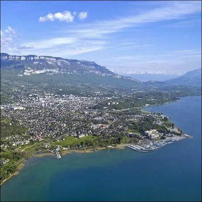 En Savoie, le lac du Bourget s'étire sur 18 km de long. C'est lui qui inspira à Lamartine un de ses plus beaux poèmes. Quelle ville thermale est située sur sa rive Est ?