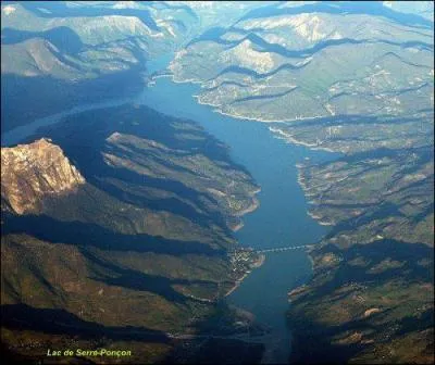 Le lac de Serre-Ponçon est un lac artificiel mis en eau en 1960. Il s'étale sur deux départements. Les Hautes-Alpes et ...