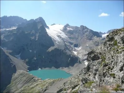 Petit lac polaire du Briançonnais le lac de l'Eychauda est à 2514m d'altitude et ne dégèle que pendant très peu de temps en période estivale. Il est situé au cur ...
