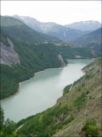 Entre Bourg d'Oisans et le col du Lautaret, le lac du Chambon est un lac artificiel mis en eau en 1935. Le barrage qui le ferme était à l'époque le plus haut d'Europe. Il est dans quel département ?