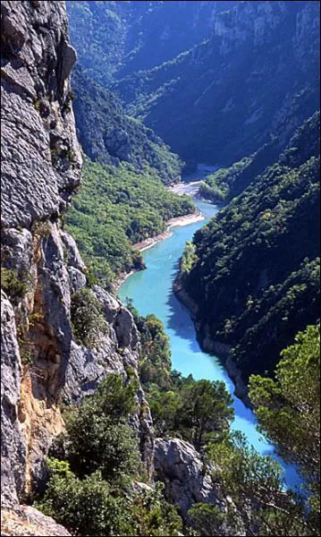 Le Verdon est un affluent de la Durance connu pour les gorges qu'il a creusées entre Castellane et le lac de Sainte-Croix. Ces gorges sont à la limite de deux départements. Lesquels ?