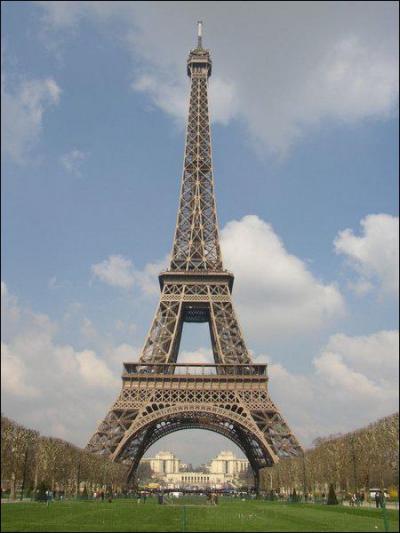 Tout d'abord nous allons visiter la tour Eiffel à Paris en...